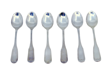  Conjunto de seis colheres de chá em prata lisa com cabos frisados.